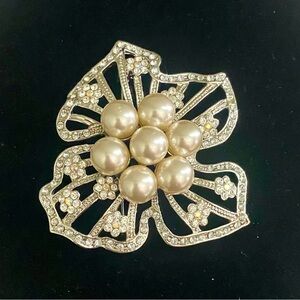Elegant Pearl and Crystal Floral Fashion Brooch